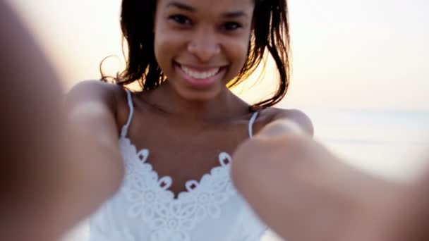 Афроамериканка танцует на пляже — стоковое видео
