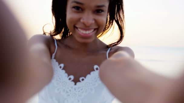 Chica afroamericana bailando en la playa — Vídeo de stock