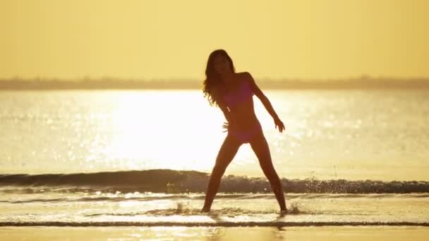 Chinees meisje in bikini op strand dansen — Stockvideo