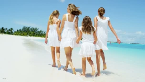 Madre con hijas disfrutando de vacaciones en la playa — Vídeos de Stock