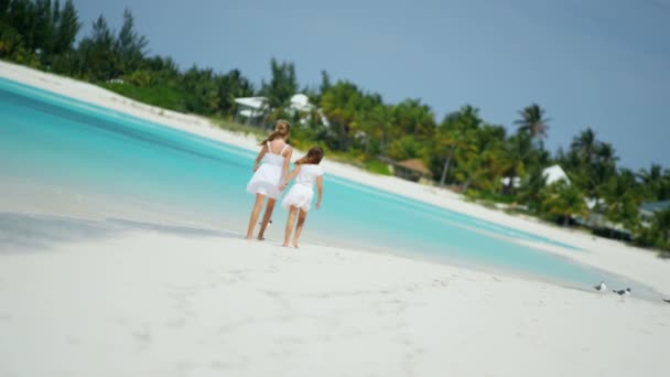 Ragazze in abiti bianchi a piedi sulla spiaggia — Video Stock