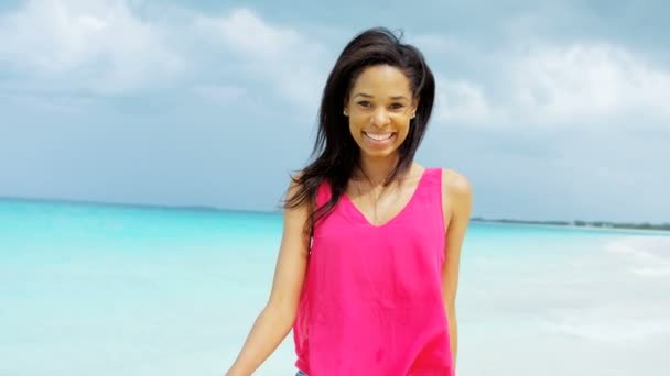 Afro-américaine fille avoir amusant sur plage — Video