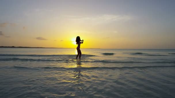 Chinees meisje in bikini op strand dansen — Stockvideo