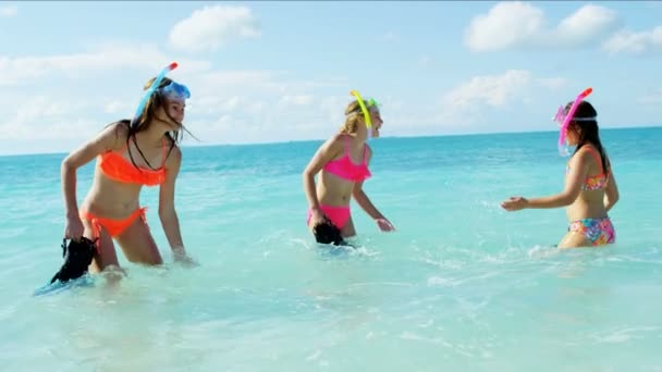 Irmãs caucasianas com snorkels em férias na praia — Vídeo de Stock