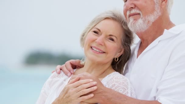 Senior paar genieten van vakantie op strand — Stockvideo