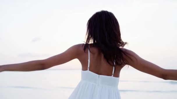 Menina afro-americana dançando na praia — Vídeo de Stock