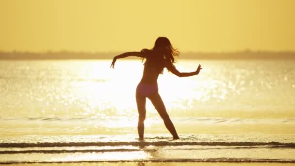 Kinesisk flicka i bikini och dansa på stranden — Stockvideo