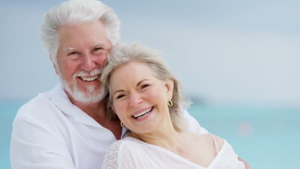 Äldre par njuter av semester på stranden — Stockvideo