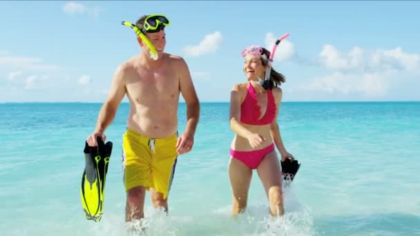 Casal caucasiano na praia com snorkeling equipamentos — Vídeo de Stock