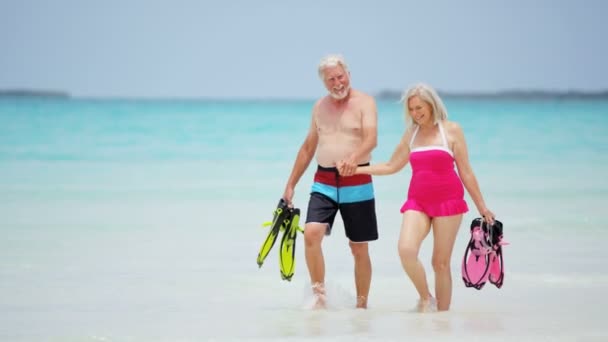 Senior kaukasisk par i badbyxor gå snorkling — Stockvideo
