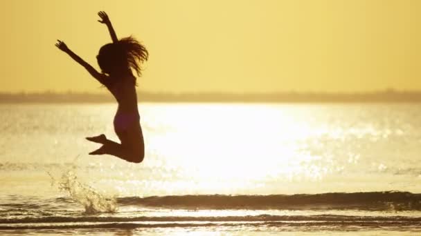 Kinesisk flicka i bikini och dansa på stranden — Stockvideo