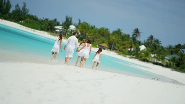 Kaukasische familie genieten van strandvakantie — Stockvideo