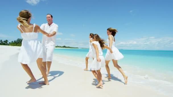 白种人家庭享受海滩度假 — 图库视频影像