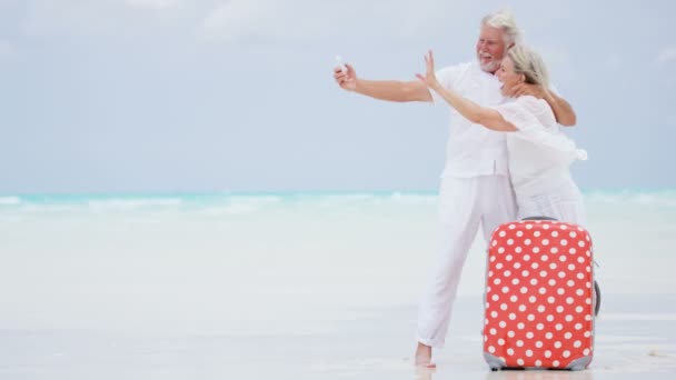 Couple de personnes âgées prenant des photos sur la plage — Video