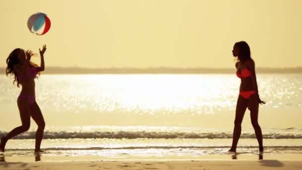 Multi-ethnische Freundinnen haben Spaß am Strand — Stockvideo