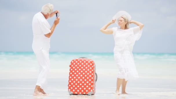 Pareja de ancianos tomando fotos en la playa — Vídeos de Stock