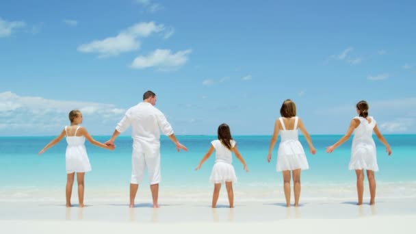 Kavkazská rodina si dovolenou na pláži — Stock video