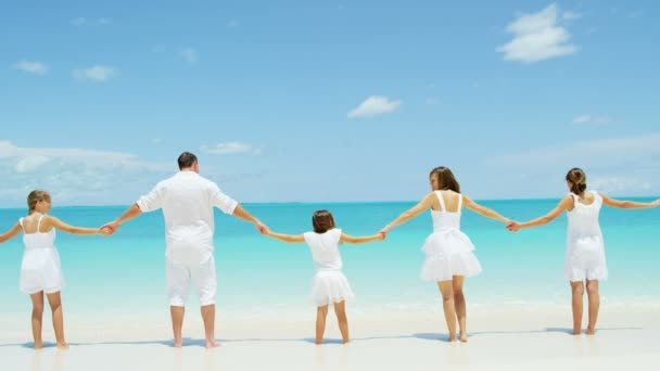 Kaukasische familie genieten van strandvakantie — Stockvideo