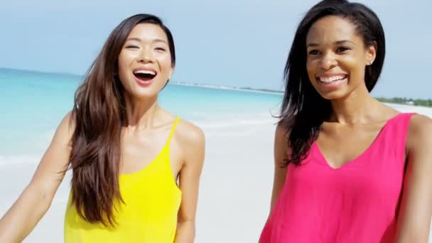 Multi novias étnicas divirtiéndose en la playa — Vídeo de stock