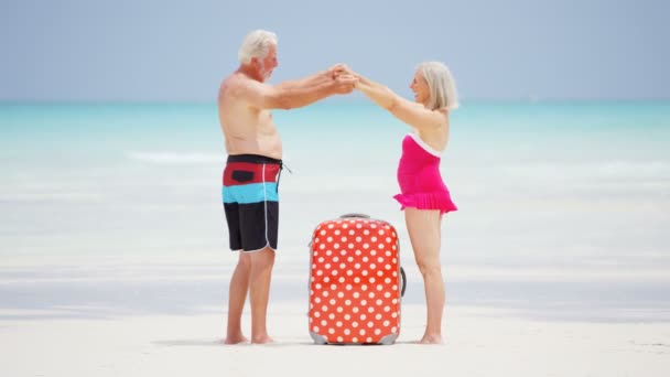 Senior paar genieten van vakantie op strand — Stockvideo