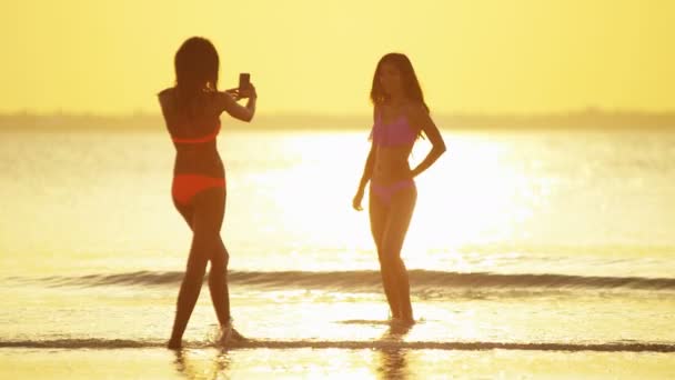 Çok etnik kız plajda eğlenmek — Stok video