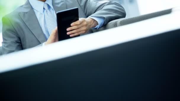 Asiático hombre de negocios en edificio de oficinas usando tableta — Vídeos de Stock