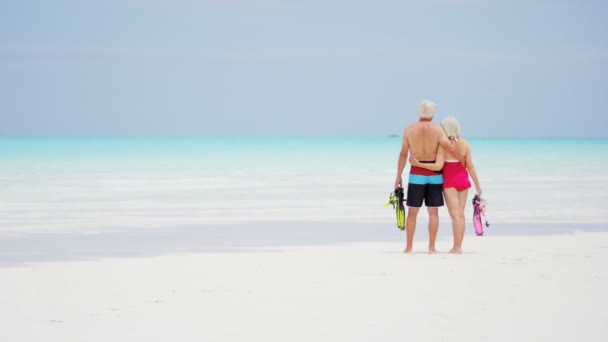 Senior pareja caucásica en traje de baño haciendo snorkel — Vídeo de stock
