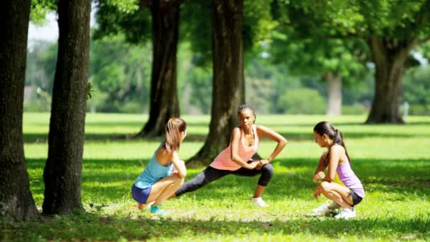 Multi-ethnische Mädchen genießen Stretching im Park — Stockvideo