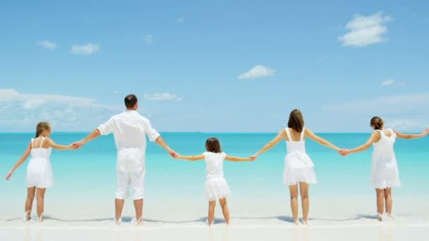 Kaukasische familie genieten van strandvakantie — Stockvideo