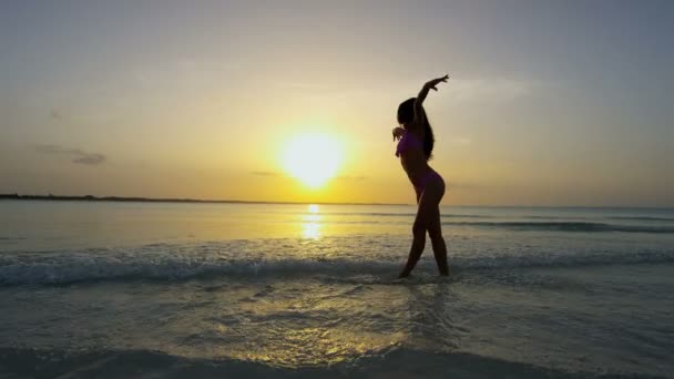 Menina chinesa de biquíni dançando na praia — Vídeo de Stock