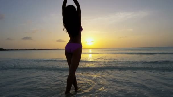 Chinesisches Mädchen im Bikini tanzt am Strand — Stockvideo