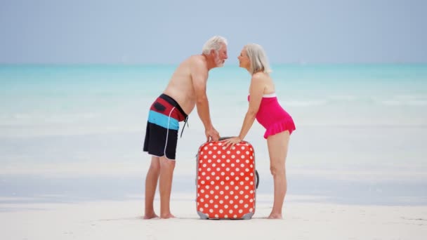 Senior paar genieten van vakantie op strand — Stockvideo