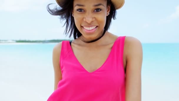 Africano menina americana se divertindo na praia — Vídeo de Stock