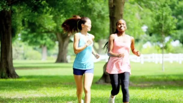 Chicas multiétnicas corriendo en el parque — Vídeo de stock