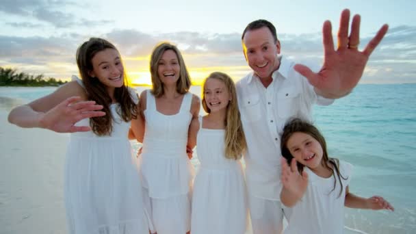 Kaukasische familie genieten van strandvakantie bij zonsondergang — Stockvideo