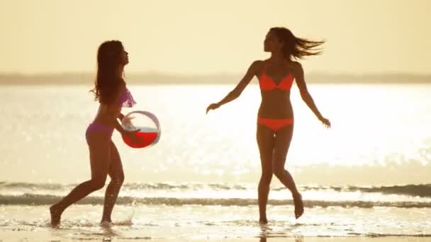 Multi-ethnische Freundinnen haben Spaß am Strand — Stockvideo