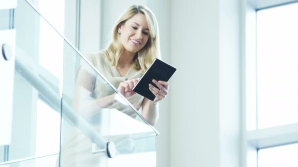 Businesswoman using tablet in office building — Stock Video