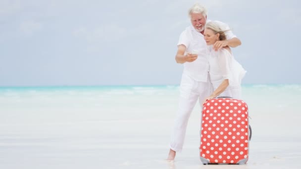 Couple de personnes âgées prenant des photos sur la plage — Video