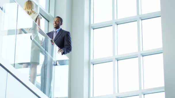 Gente de negocios multiétnicos en el edificio de oficinas — Vídeo de stock