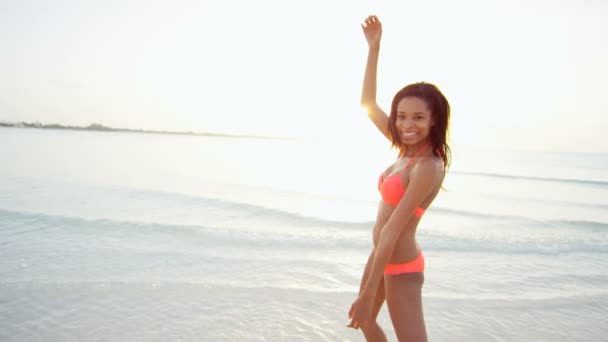 African American girl enjoying vacation on the beach — Stock Video