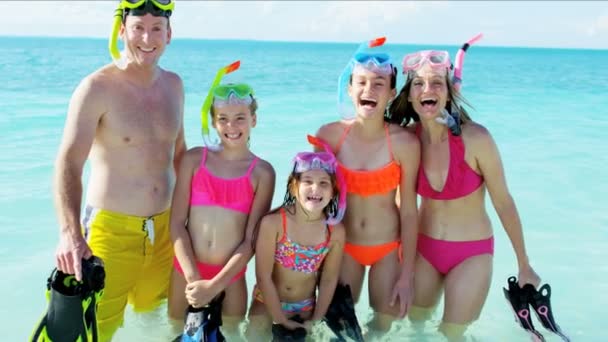 Familie snorkelen in de zee — Stockvideo