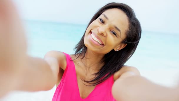 Afro-Amerikan kız plajda eğlenmek — Stok video