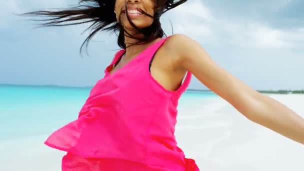 Africano menina americana se divertindo na praia — Vídeo de Stock