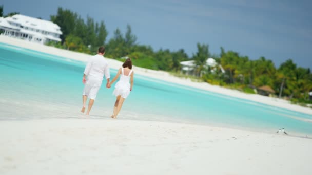 Caucásico pareja en tropical playa — Vídeos de Stock