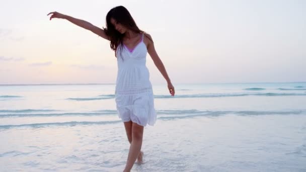Menina chinesa em vestido branco dançando na praia — Vídeo de Stock