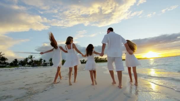 Famille caucasienne profiter des vacances à la plage au coucher du soleil — Video