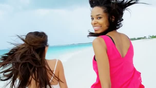 Multi ethnique copines avoir du plaisir sur la plage — Video