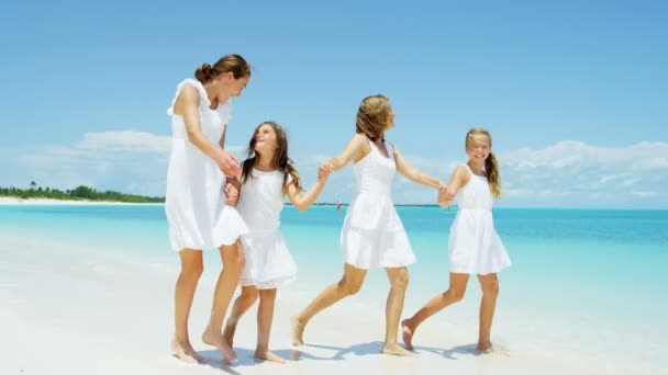 Mãe com filhas desfrutando de férias na praia — Vídeo de Stock