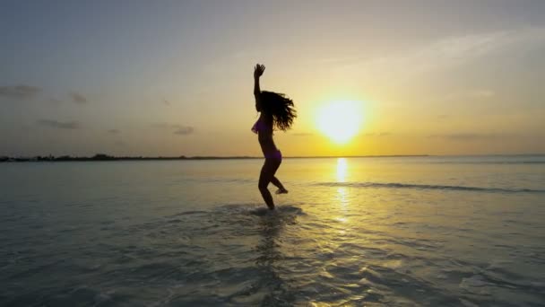 Kinesisk flicka i bikini och dansa på stranden — Stockvideo