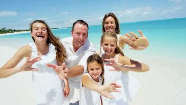 Famiglia caucasica che si gode le vacanze al mare — Video Stock